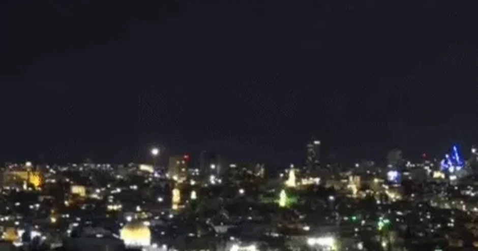 Khoảnh khắc Israel phóng hàng chục tên lửa chặn "mưa hỏa lực" Iran