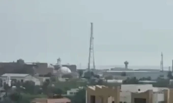 Khoảnh khắc tên lửa Iran lao xuống 'trái tim căn cứ hải quân Mỹ'