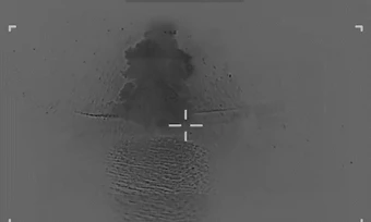 Khoảnh khắc tên lửa Mỹ đánh trúng 'tàu sân bay UAV' Iran