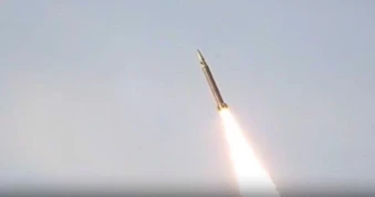 Khoảnh khắc tên lửa siêu vượt âm Iran đột ngột đổi quỹ đạo tập kích Israel