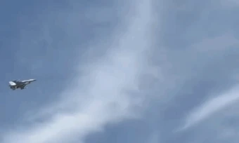 Khoảnh khắc tiêm kích 'đuổi bắt' UAV trên bãi biển Dubai