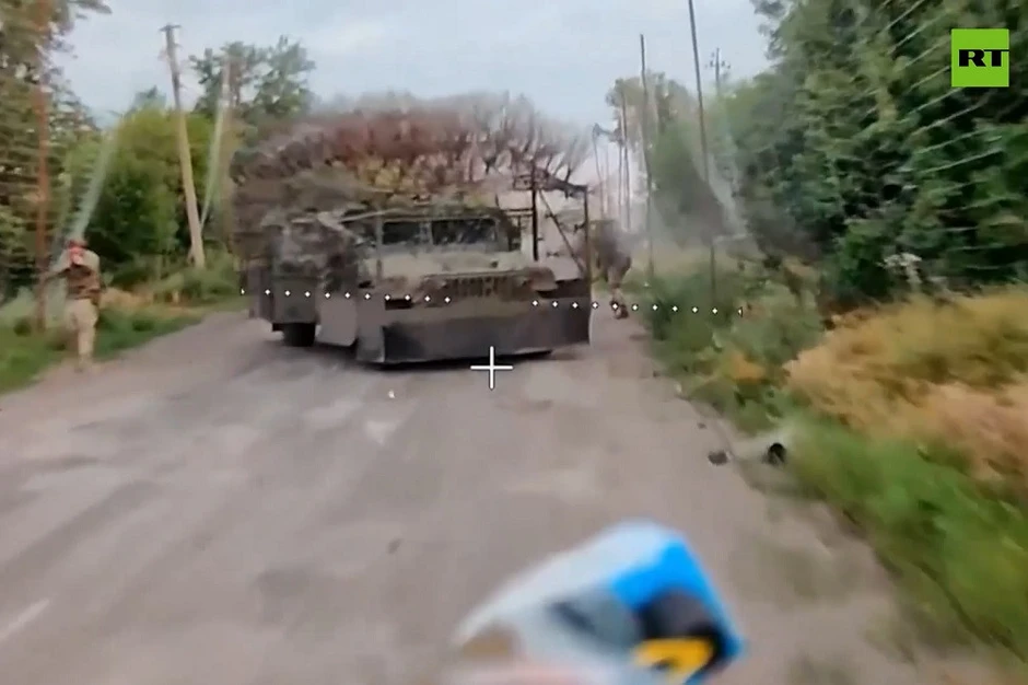 Khoảnh khắc UAV Nga tấn công xe bọc thép HMMWV của quân Ukraine Khoảnh khắc UAV Nga tấn công xe bọc thép HMMWV của quân Ukraine