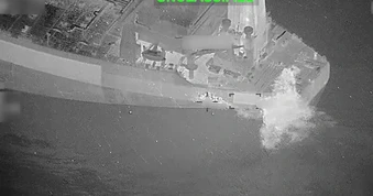 Mỹ bắn tàu dầu và đảo ở eo biển Hormuz, tên lửa Iran lao vào các nước vùng Vịnh