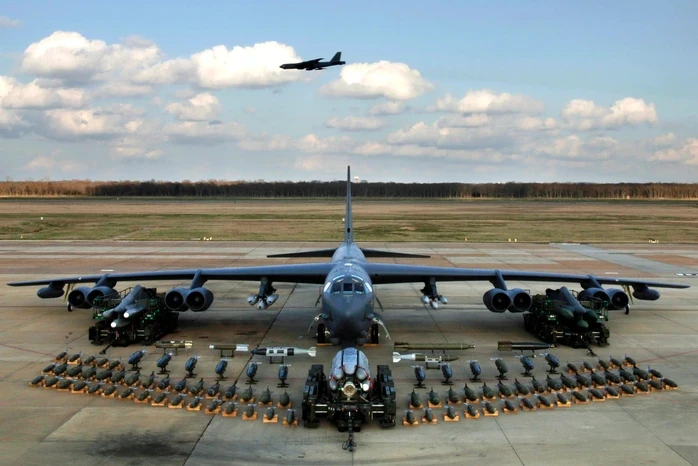 Mỹ biến đổi máy bay ném bom B-52 thành "xe tải tên lửa"