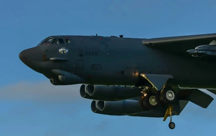 Mỹ biến đổi máy bay ném bom B-52 thành "xe tải tên lửa"