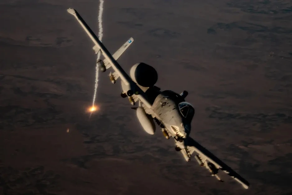 Mỹ điều cường kích A-10 ‘Lợn lòi’ truy đuổi xuồng cao tốc Iran Mỹ điều cường kích A-10 ‘Lợn lòi’ truy đuổi xuồng cao tốc Iran