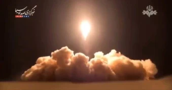 Mỹ kêu gọi công dân rời Trung Đông, Iran dọa đóng thêm huyết mạch hàng hải