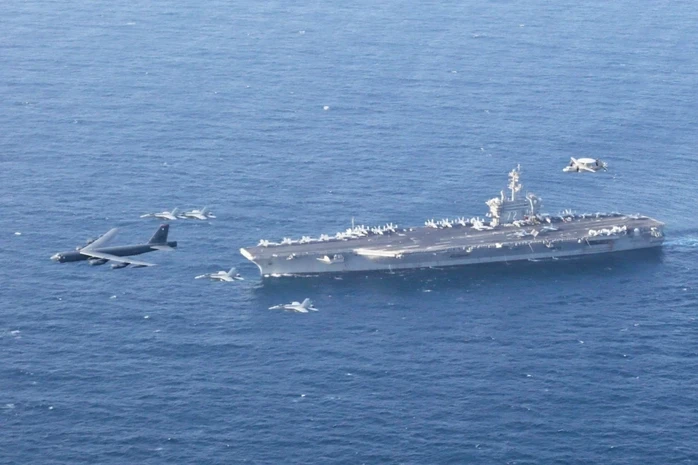 Mỹ nổ súng khi tàu Iran áp sát tàu sân bay USS Abraham Lincoln Mỹ nổ súng khi tàu Iran áp sát tàu sân bay USS Abraham Lincoln