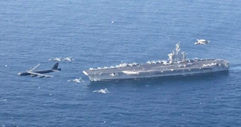 Mỹ nổ súng khi tàu Iran áp sát tàu sân bay USS Abraham Lincoln