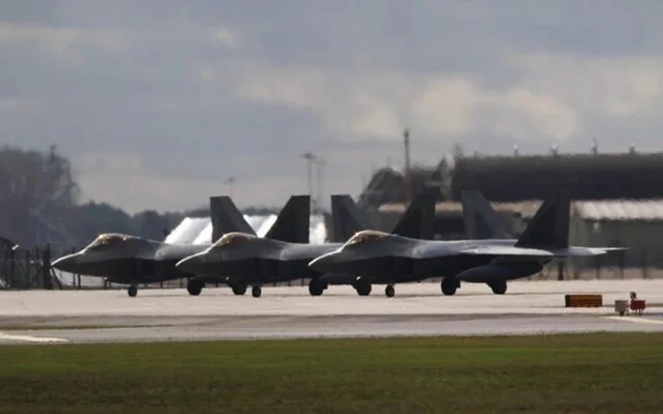 Mỹ triển khai phi đội "Chim ăn thịt" F-22 tới Israel trước thềm đàm phán với Iran Mỹ triển khai phi đội "Chim ăn thịt" F-22 tới Israel trước thềm đàm phán với Iran