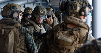 Mỹ tung soái hạm USS Tripoli và dàn tàu chiến tới Trung Đông