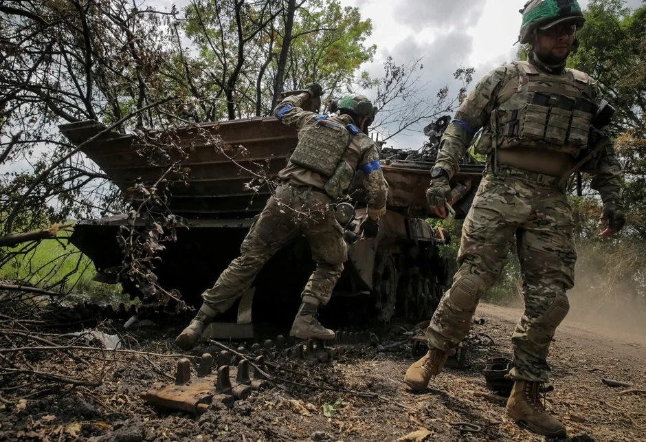 Nga áp sát vành đai pháo đài, đánh "thọc sườn" vào điểm yếu của Ukraine Nga áp sát vành đai pháo đài, đánh "thọc sườn" vào điểm yếu của Ukraine