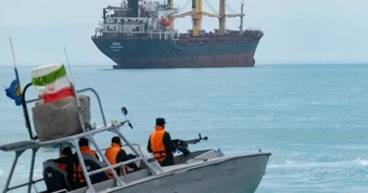 Nghị sĩ Iran nói Tehran đang xem xét quốc hữu hóa eo biển Hormuz