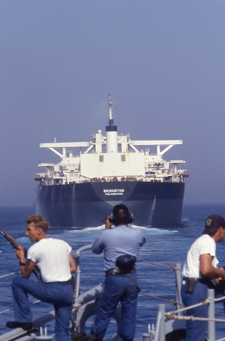 Nhìn lại ‘Chiến tranh tàu chở dầu’ ở Eo biển Hormuz giữa Mỹ và Iran 40 năm trước Nhìn lại ‘Chiến tranh tàu chở dầu’ ở Eo biển Hormuz giữa Mỹ và Iran 40 năm trước