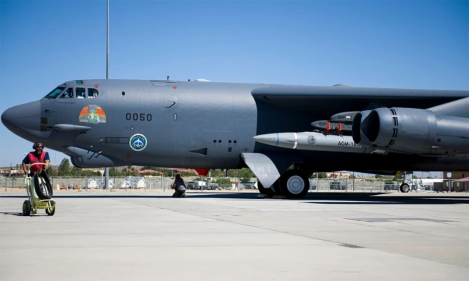 Oanh tạc cơ B-52 Mỹ rơi, 8 người thiệt mạng