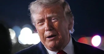 Ông Donald Trump dọa đánh sập cầu và nhà máy điện, Iran sẽ phải "trả giá"