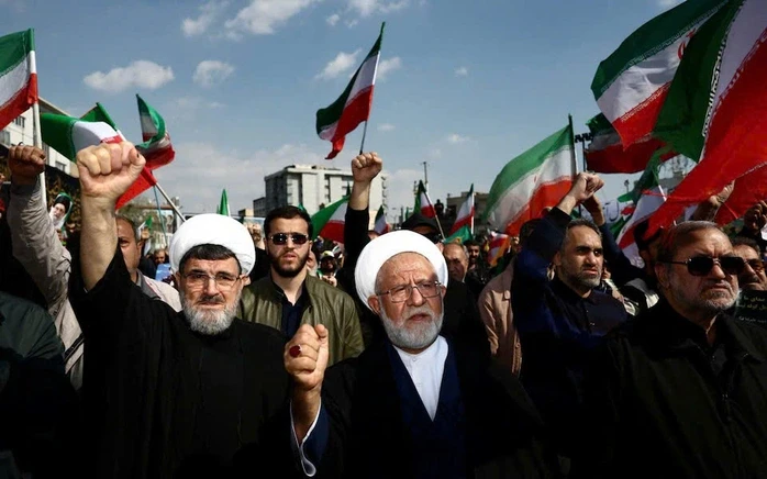 Ông Donald Trump nói "tổng thống chế độ mới" của Iran đề nghị ngừng bắn Ông Donald Trump nói "tổng thống chế độ mới" của Iran đề nghị ngừng bắn