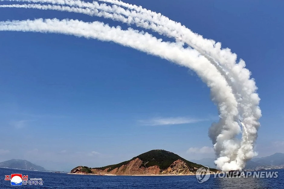 Ông Kim Jong Un giám sát thử tên lửa trên tàu chiến mới của Triều Tiên Ông Kim Jong Un giám sát thử tên lửa trên tàu chiến mới của Triều Tiên