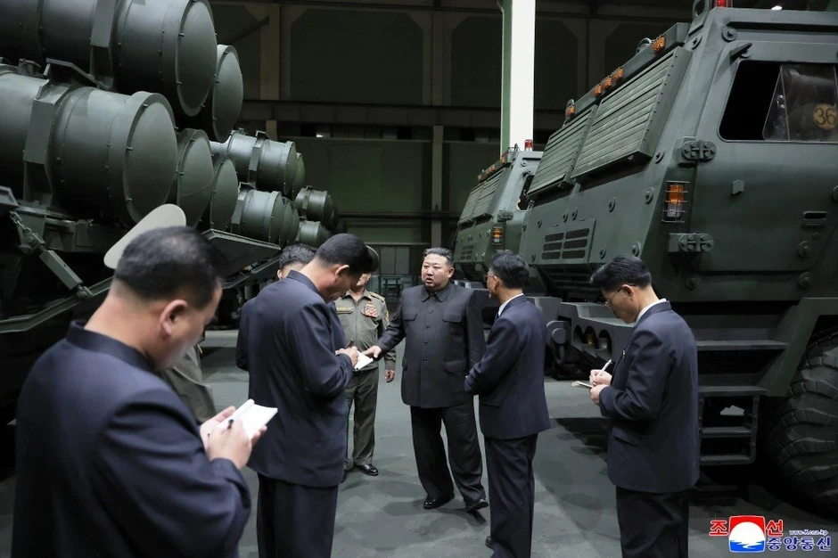 Ông Kim Jong-un muốn pháo binh Triều Tiên có sức công phá lớn nhất Ông Kim Jong-un muốn pháo binh Triều Tiên có sức công phá lớn nhất
