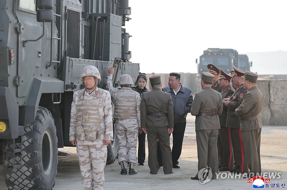 Ông Kim Jong Un và con gái giám sát thử nghiệm tên lửa đạn đạo Hwasong-11 Ông Kim Jong Un và con gái giám sát thử nghiệm tên lửa đạn đạo Hwasong-11