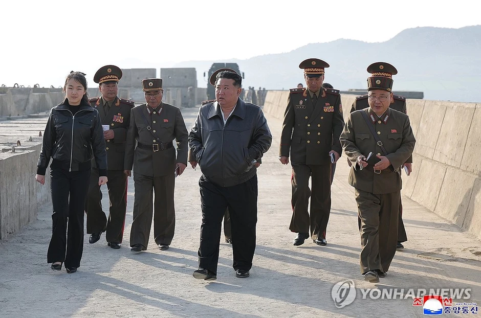 Ông Kim Jong Un và con gái giám sát thử nghiệm tên lửa đạn đạo Hwasong-11 Ông Kim Jong Un và con gái giám sát thử nghiệm tên lửa đạn đạo Hwasong-11