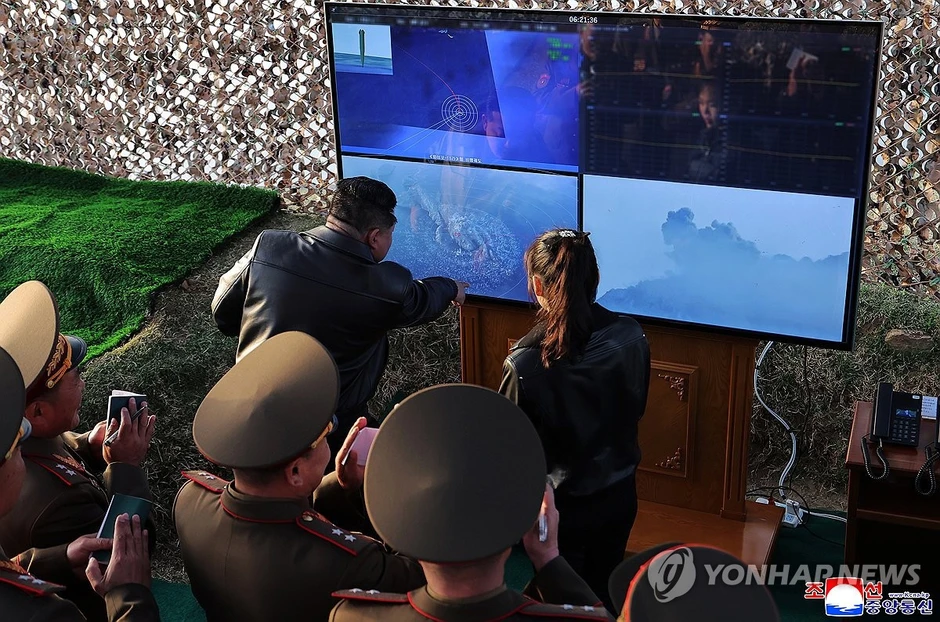 Ông Kim Jong Un và con gái giám sát thử nghiệm tên lửa đạn đạo Hwasong-11 Ông Kim Jong Un và con gái giám sát thử nghiệm tên lửa đạn đạo Hwasong-11
