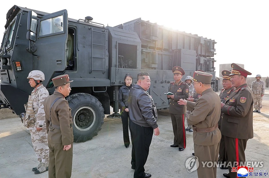 Ông Kim Jong Un và con gái giám sát thử nghiệm tên lửa đạn đạo Hwasong-11 Ông Kim Jong Un và con gái giám sát thử nghiệm tên lửa đạn đạo Hwasong-11