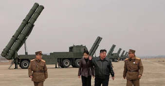 Ông Kim Jong-un và con gái giám sát vụ phóng pháo phản lực đa nòng