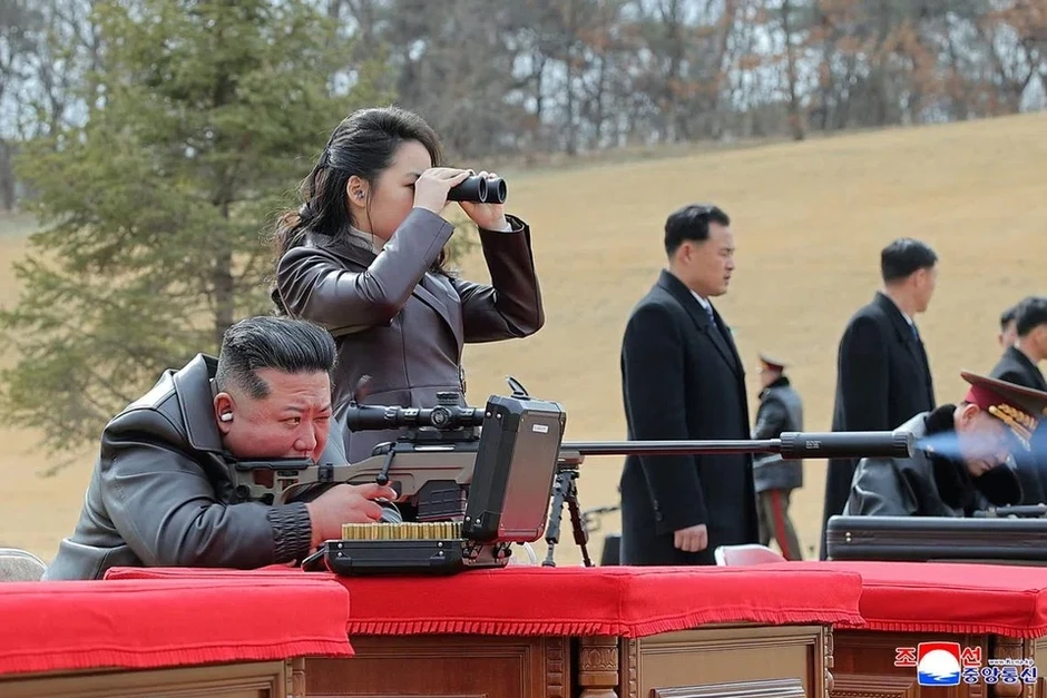 Ông Kim Jong-un và con gái ngắm bắn "vũ khí tuyệt vời" của Triều Tiên Ông Kim Jong-un và con gái ngắm bắn "vũ khí tuyệt vời" của Triều Tiên