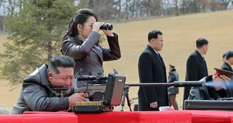Ông Kim Jong-un và con gái ngắm bắn "vũ khí tuyệt vời" của Triều Tiên