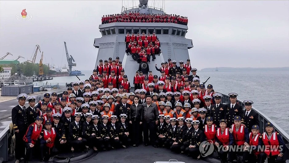 Ông Kim Jong-un và con gái thị sát chiến hạm, dùng bữa cùng thủy thủ đoàn Ông Kim Jong-un và con gái thị sát chiến hạm, dùng bữa cùng thủy thủ đoàn