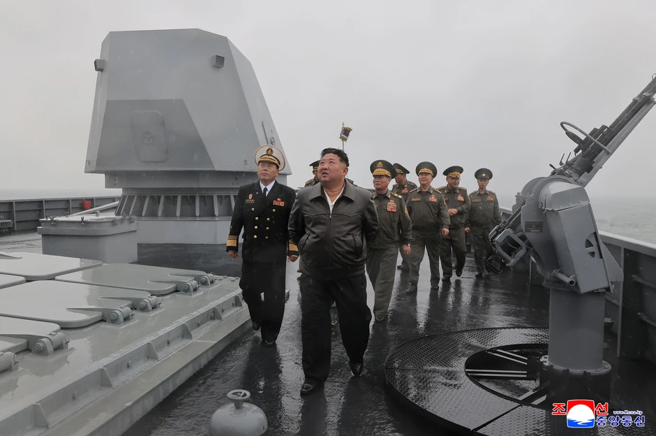 Ông Kim Jong-un và con gái thị sát chiến hạm, dùng bữa cùng thủy thủ đoàn Ông Kim Jong-un và con gái thị sát chiến hạm, dùng bữa cùng thủy thủ đoàn