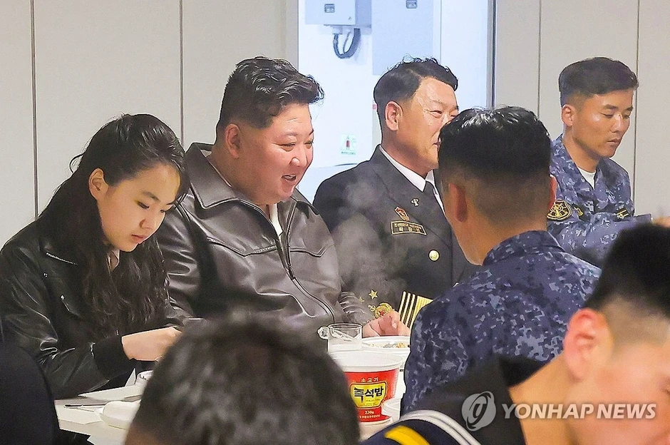 Ông Kim Jong-un và con gái thị sát chiến hạm, dùng bữa cùng thủy thủ đoàn Ông Kim Jong-un và con gái thị sát chiến hạm, dùng bữa cùng thủy thủ đoàn