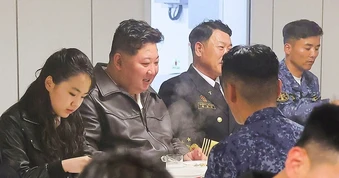 Ông Kim Jong-un và con gái thị sát chiến hạm, dùng bữa cùng thủy thủ đoàn