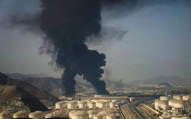 Ông Netanyahu "bí mật thăm UAE", cả UAE và Iran đồng loạt phản ứng "gắt" Ông Netanyahu "bí mật thăm UAE", cả UAE và Iran đồng loạt phản ứng "gắt"