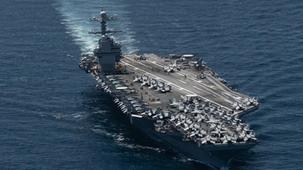 Ông Trump ký lệnh bỏ công nghệ mới, quay lại máy phóng hơi nước trên tàu sân bay