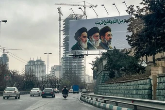 Phòng thủ khảm và người kế nhiệm thứ tư - Kế hoạch của Iran cho cuộc chiến lâu dài với Mỹ và Israel