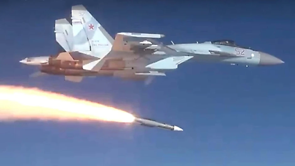 Su-35 Nga bắn tên lửa hạ tiêm kích Ukraine đang thả bom lượn Su-35 Nga bắn tên lửa hạ tiêm kích Ukraine đang thả bom lượn
