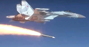 Su-35 Nga bắn tên lửa hạ tiêm kích Ukraine đang thả bom lượn