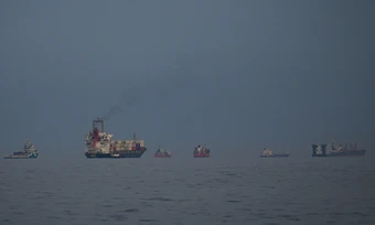 Tàu biển bốc cháy vì trúng 'vật thể lạ' gần eo biển Hormuz