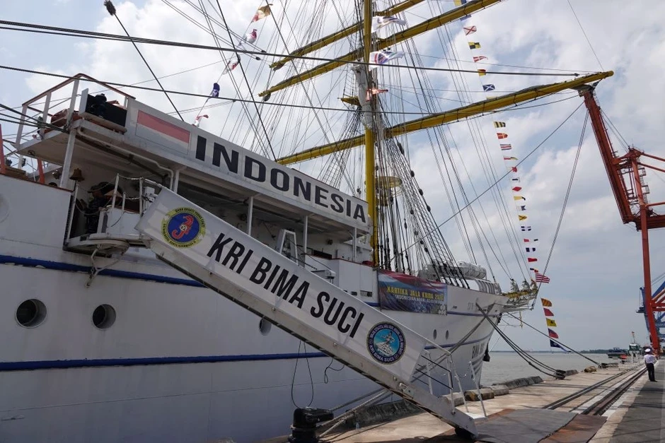 Tàu buồm hải quân lớn nhất Đông Nam Á của Indonesia đến TP.HCM Tàu buồm hải quân lớn nhất Đông Nam Á của Indonesia đến TP.HCM