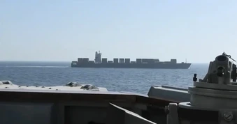 Tàu Mỹ bắn thủng phòng máy, bắt tàu Iran, Tehran cảnh báo "rắn"