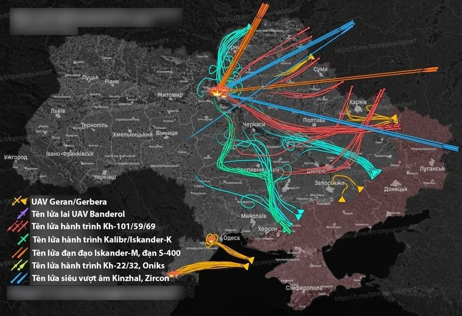 Tên lửa Nga gây loạt vụ nổ sáng rực bầu trời Kiev Tên lửa Nga gây loạt vụ nổ sáng rực bầu trời Kiev