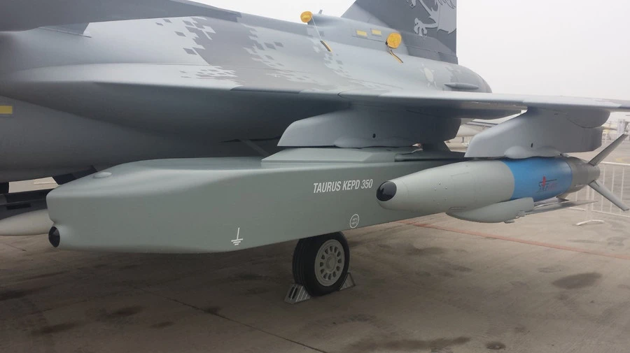 Tiêm kích Gripen C tấn công cực mạnh nhờ tên lửa hành trình Taurus Tiêm kích Gripen C tấn công cực mạnh nhờ tên lửa hành trình Taurus