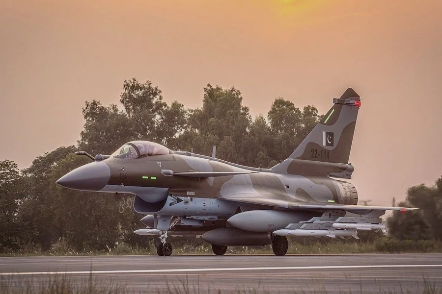 Tiêm kích J-10CE Trung Quốc vượt qua Eurofighter Typhoon trong cuộc đua lớn? Tiêm kích J-10CE Trung Quốc vượt qua Eurofighter Typhoon trong cuộc đua lớn?