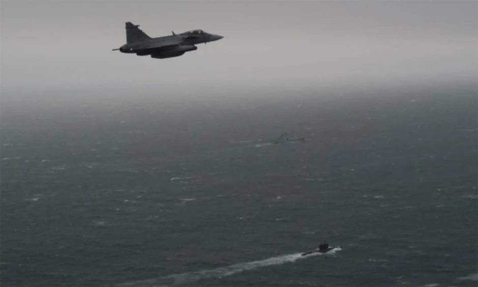 Tiêm kích Thụy Điển bám theo tàu ngầm Nga ở cửa ngõ biển Baltic Tiêm kích Thụy Điển bám theo tàu ngầm Nga ở cửa ngõ biển Baltic