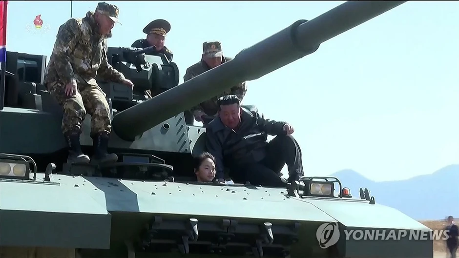 Triều Tiên công bố hình ảnh con gái nhà lãnh đạo Kim Jong-un lái xe tăng Triều Tiên công bố hình ảnh con gái nhà lãnh đạo Kim Jong-un lái xe tăng