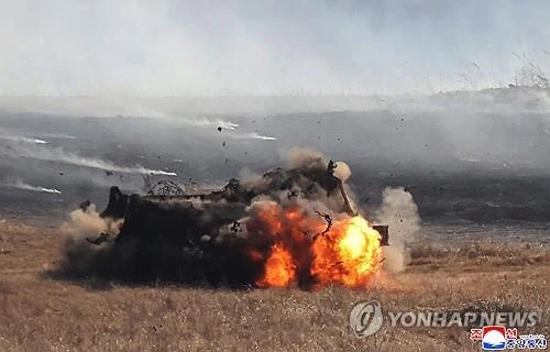 Triều Tiên công bố hình ảnh con gái nhà lãnh đạo Kim Jong-un lái xe tăng Triều Tiên công bố hình ảnh con gái nhà lãnh đạo Kim Jong-un lái xe tăng
