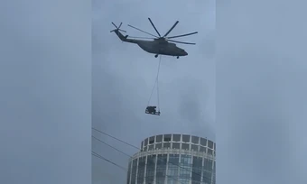 Trực thăng đưa bệ Pantsir chống UAV lên nóc nhà cao tầng ở Moskva
