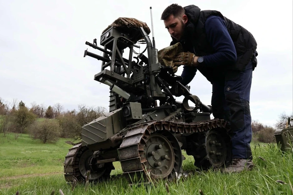 Ukraine biến robot cảm tử thành đội quân xung kích vào chiến hào Nga Ukraine biến robot cảm tử thành đội quân xung kích vào chiến hào Nga